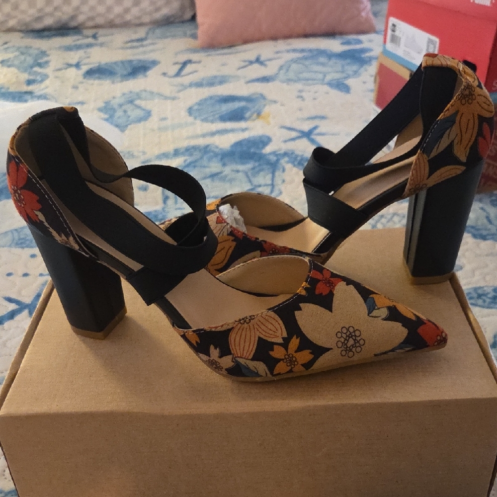 Beautiful Flowered Heels Size 9 NWT Brand New